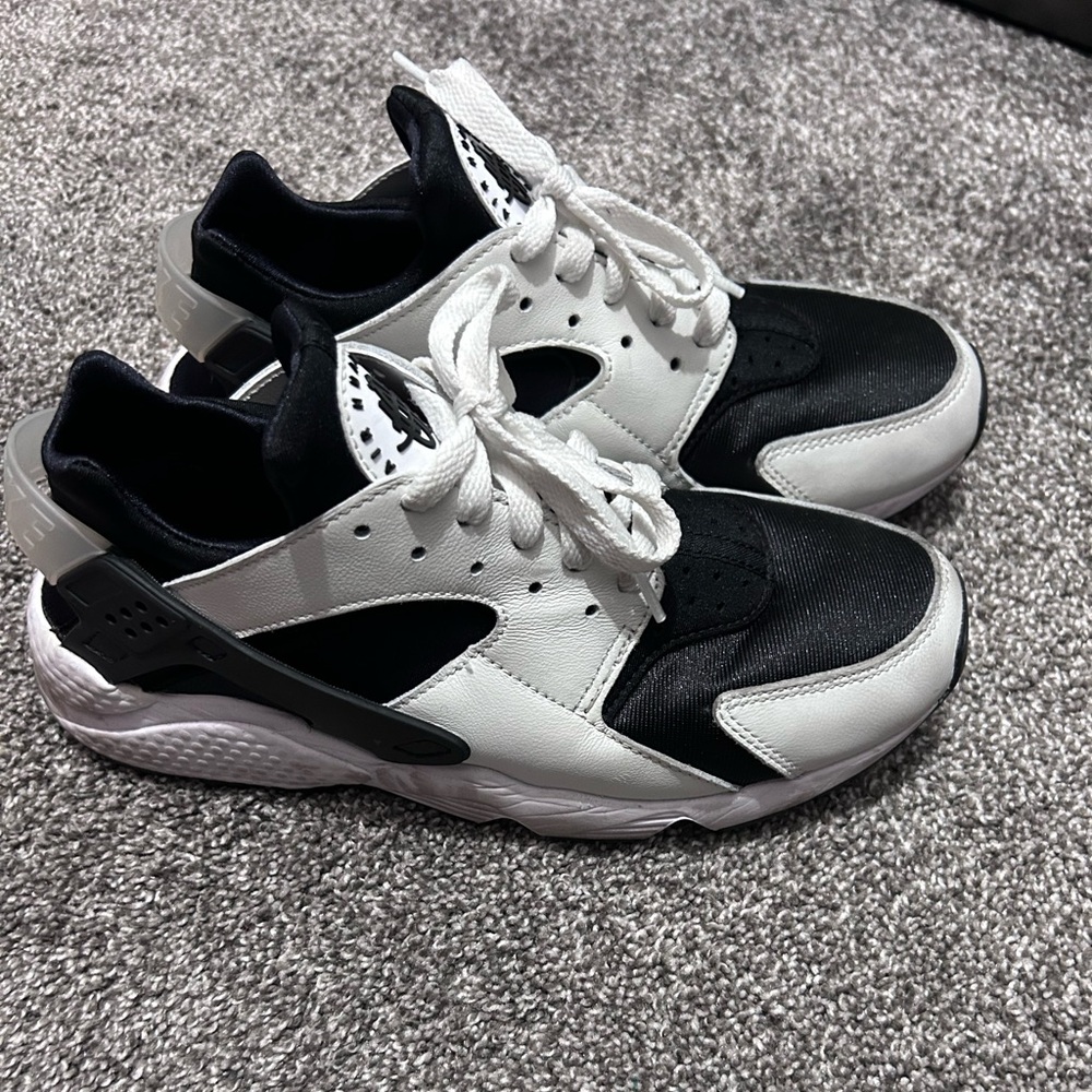 ☃️Black and White Nike Huaraches